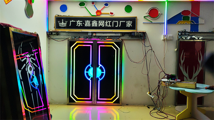 网红灯光门安装.jpg